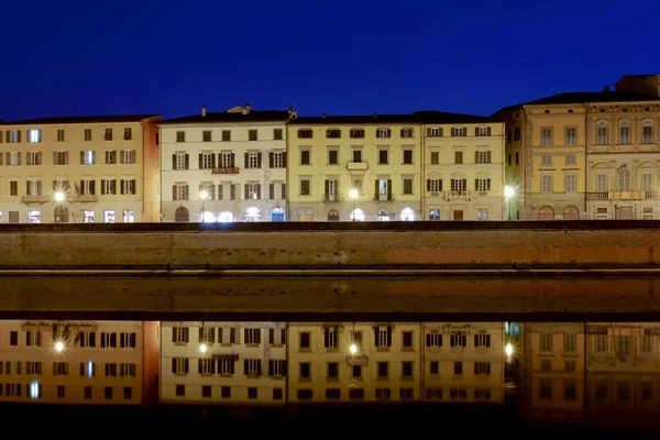 Uzun nehir Pisa şehri. Nehre Arno satır eski binalar cephe dizi. Uzun pozlama ile gece fotoğraf çekimi.