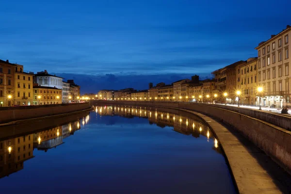 Uzun nehir Pisa şehri. Eski binalar çok tarihsel değerli ve diğer Nehri kıyısında çoğu uzun taş duvarlar ile bir dizi ile Arno Nehri boyunca yolun çalışır.