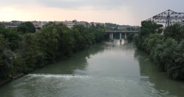 Sanayi köprüsüyle Monteverde, yerleşim alanı soldaki trafikte şehir araçları ve tepenin arka planda Roma'da Tiber Nehri'nin.