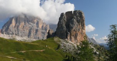 Dolomites, Cinque Torri ve Tofana de Rozes. Cinque Torri, Cortina d'Ampezzo. Ön planda Dolomit kaya oluşumu Torre Grande, en büyük beş kuleleri. Arka planda Tofana de Rozes tepesine. Yaz günü, bulutlu gökyüzü,