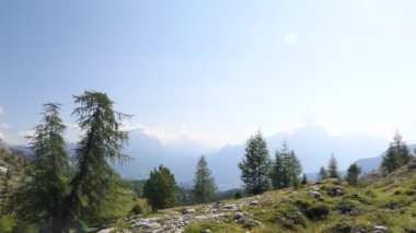 Dolomites, Cinque Torri ve Tofana de Rozes. Cinque Torri, Cortina d'Ampezzo. Ön planda Dolomit kaya oluşumu Torre Grande, en büyük beş kuleleri. Arka planda Tofana de Rozes tepesine. Yaz günü, bulutlu gökyüzü,