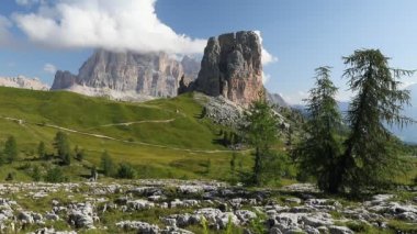 Dolomites, Cinque Torri ve Tofana de Rozes. Cinque Torri, Cortina d'Ampezzo. Ön planda Dolomit kaya oluşumu Torre Grande, en büyük beş kuleleri. Arka planda Tofana de Rozes tepesine. Yaz günü, bulutlu gökyüzü,