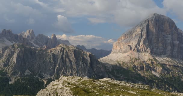 Dolomitas Tofana Rozes Paisagem Alpina Homem Aproxima Admira Paisagem Depois — Vídeo de Stock