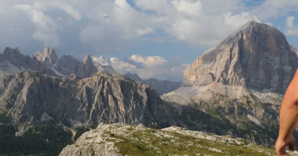 Доломиты Тофана Роз Альпийский Пейзаж Человек Подходит Фотографирует Пейзаж Используя — стоковое видео