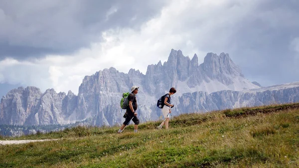 Cortina Ampezzo Italia Agosto 2018 Par Excursionistas Que Caminan Cuesta — Foto de Stock