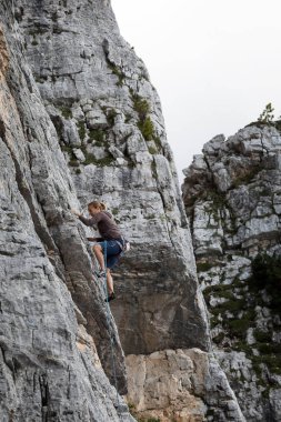 Cortina d'Ampezzo, İtalya - 17 Ağustos 2018: dagci kayalık bir duvar üstüne elleriyle tırmanıyor. Konumu Cinque Torri, dolomites.