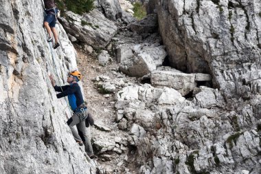 Cortina d'Ampezzo, İtalya - 17 Ağustos 2018: bir adam çıplak elleriyle ve halatlar, kayalık bir duvar üstüne ile tırmanıyor. Konumu Cinque Torri, Dolomites.