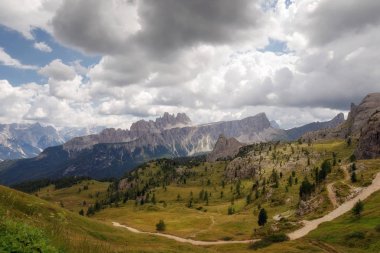 İtalyan Alpler, bulutlu yaz gününde çam ağacı orman ile vadi panorama. Arka planda Croda da Lago dolomitik massif özelliği ile doruklarına çekti..