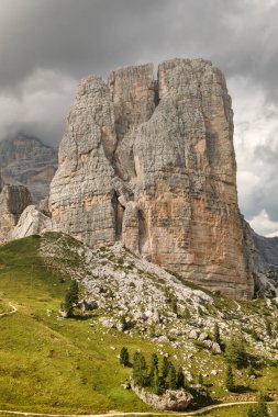 Alp manzara, Cinque Torri yöreden, İtalyan dolomites. Kurtlar Vadisi öndeki ile beş kuleleri en büyüğü ön planda, 