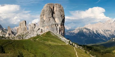 Muhteşem dağ manzara Cinque Torri bölgede, Cortina d'Ampezzo, İtalya alınan. Post prodüksiyon katıldı birçok dikey çekim, görüntü oluşur. Soldaki ünlü Cinque Torri, çok eski Dolomit kayalar oluşur. Bölüm 1