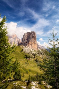 Cinque Torri, Ampezzo dolomites. Ana kuleye ön planda ve arka planda Tofana de Rozes massif, Cortina d'Ampezzo, İtalya yakınındaki dağlarda.