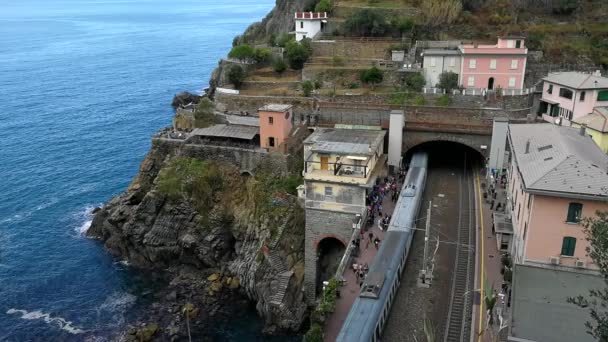 Riomaggiore Olaszország 2017 Szeptember Vasútállomástól Felülről Hagyja Abba Helyi Vonat — Stock videók