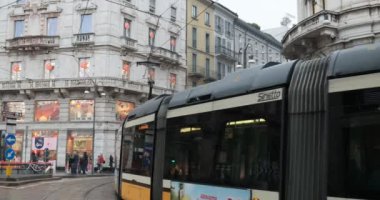 Milan, İtalya - 27 Ekim 2018: şehir tramvay hattı, şehir merkezinde bir Kavşağı'nda kamu hizmeti geçen tramvay. Yağmurlu bir sonbahar günü gündüz filmi.