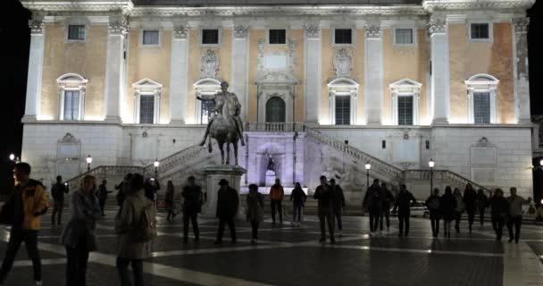 皇帝マルクス アウレリウスの騎馬像とローマ イタリア 2018 Piazza Del カンピドリオ 人工光に照らされた夜は 広場で散歩します 背景パラッツォ — ストック動画