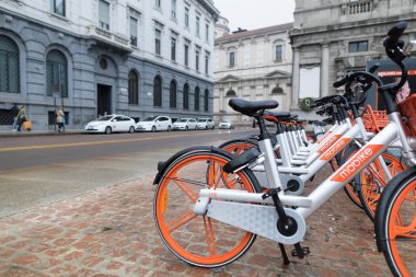 Milan, İtalya - 27 Ekim 2018: Piazza della Scala, üst üste kare üzerinde park edilmiş kiralık bisikletler. Mobike, şehir boyunca servis garanti eder bir şirket portakal ve gümüş Bisiklet gelmektedir.