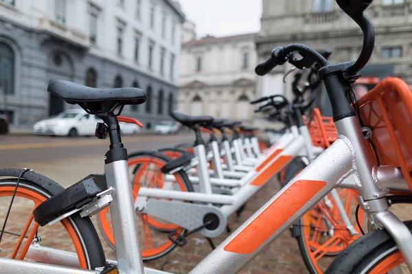 Verhuur Fietsen Geparkeerd Een Rij Het Plein Oranje Zilver Fietsen — Stockfoto