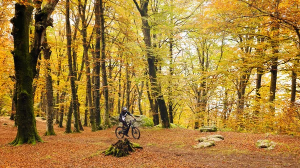 Soriano Nel Cimino Italien November 2018 Pojke Mountainbike Går Igenom — Stockfoto