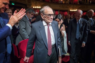 Milan, İtalya - 27 Ekim 2018: Ennio Morricone, Teatro alla Scala Milano'da İtalyan devlet polis frekansını 90'ıncı yıldönümü kutlamaları sırasında koridorda, alkışladı. Morricone olduğu için müzik bir İtalyan besteci dünyaca ünlü.