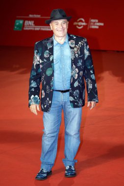 Rome, İtalya - 21 Ekim 2018: Edoardo Vianello Auditorium Parco Della Musica kırmızı halı 'Sapore Di Mare' ve 'Eğer Beale Street konuşabileceğini' tarama 13 Roma Film Festivali sırasında önde yürüyor.