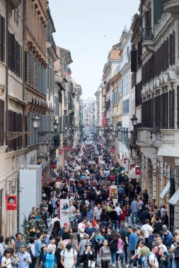 Rome, İtalya - 21 Ekim 2018: Via Condotti kırmızı halıya bir fotoğraf sergisi ile posterler, sahne görüntüleri, makaleler, için adanmış Carlo Vanzina, ünlü İtalyan sinema yönetmeni ve yapımcı