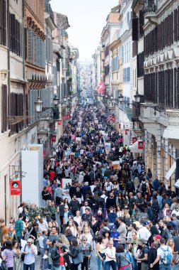 Rome, İtalya - 21 Ekim 2018: Via Condotti kırmızı halıya bir fotoğraf sergisi ile posterler, sahne görüntüleri, makaleler, için adanmış Carlo Vanzina, ünlü İtalyan sinema yönetmeni ve yapımcı