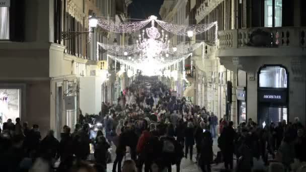 ピアッツァ スパーニャから見たローマのコンドッティ通りの人々 の群衆 高級店や大きなファッションブランドの通り Led クリスマス ライト飾られています 夜でタイムラプス ビデオ — ストック動画