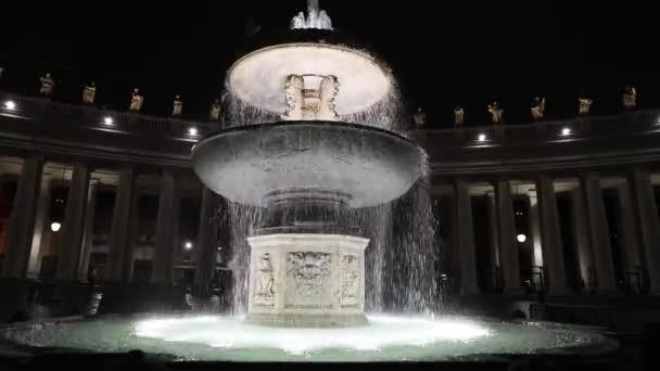 圣彼得广场和喷泉 古老的喷泉是放置在圣彼得广场的两个双生喷泉之一 基督教大教堂的柱廊 — 图库视频影像