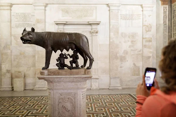 Статуя Волчицы Символа Рима Комнате Капитолийских Музеев Время Фотографирования Туристом — стоковое фото