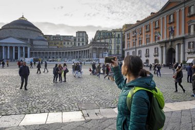 Naples, İtalya - 16 Aralık 2018: Piazza del Plebiscito, turist onun smartphone ile kalabalık kare ve San Francesco di Paola Kraliyet Bazilikası Fotoğraf Arşivi.