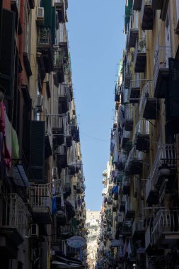 Naples, tipik street ve Napoli, İtalya'nın Chiaia bölgesinin binaların sokak