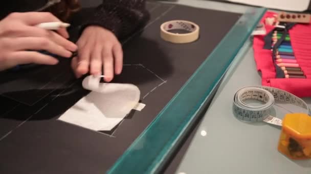 Дівчина Малює Паперовий Візерунок Лінійкою Олівцем Костюма — стокове відео