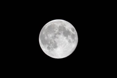 Dolunay, muhteşem astronomik olay. Daha parlak ve daha parlak ayın burada fotoğraflandı çünkü tam olarak onun yörüngesinde daha yakın Dünya'ya, Yerberi noktasında.