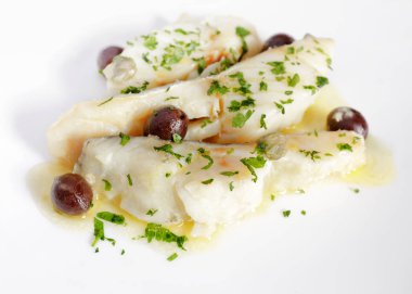 Beyaz zeytin ve Kapari eklenmesi ile pişmiş cod.