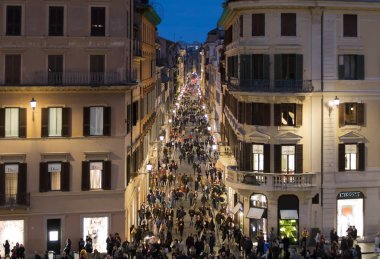 Piazza di Spagna ve Via Condotti Roma, İtalya kalabalık. P
