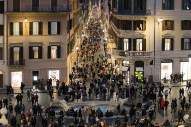 Piazza di Spagna ve Via Condotti Roma, İtalya kalabalık. P