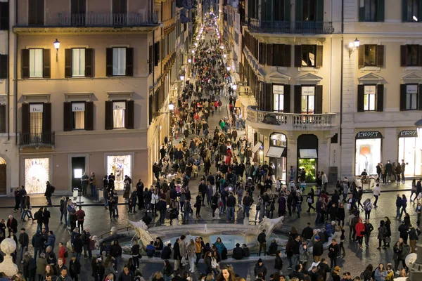 Πλήθος στην Piazza di Spagna και Via Condotti στη Ρώμη της Ιταλίας. Το p — Φωτογραφία Αρχείου