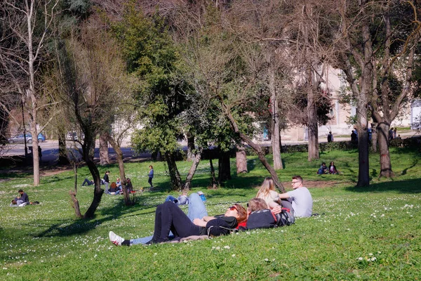 Dinlenmek ve halka açık parkın yeşilinde okumak — Stok fotoğraf