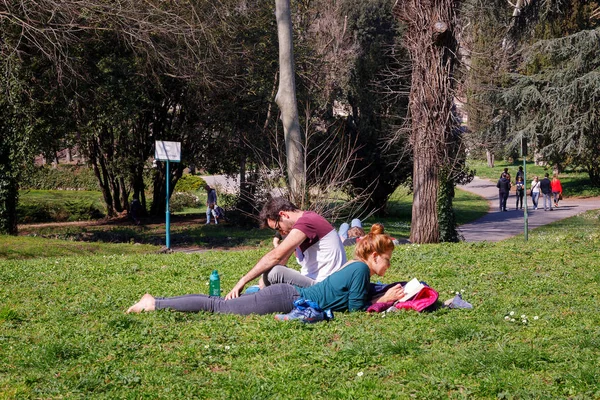 Dinlenmek ve halka açık parkın yeşilinde okumak