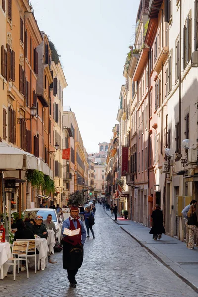 Centre historique de Rome, Italie. Rue typique avec restaurants , — Photo