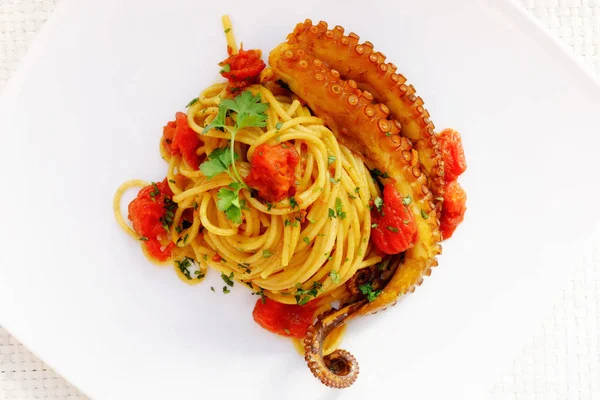 Hela spaghetti smaksatt med bläckfisk med tomat och gurkmeja. — Stockfoto