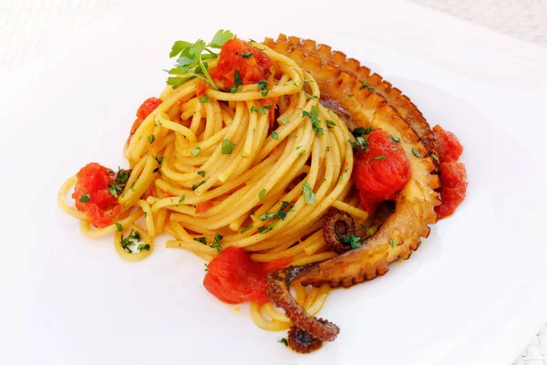 Spaghettis entiers assaisonnés de poulpe à la tomate et au curcuma . — Photo