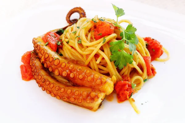 Spaghettis entiers assaisonnés de poulpe à la tomate et au curcuma . — Photo