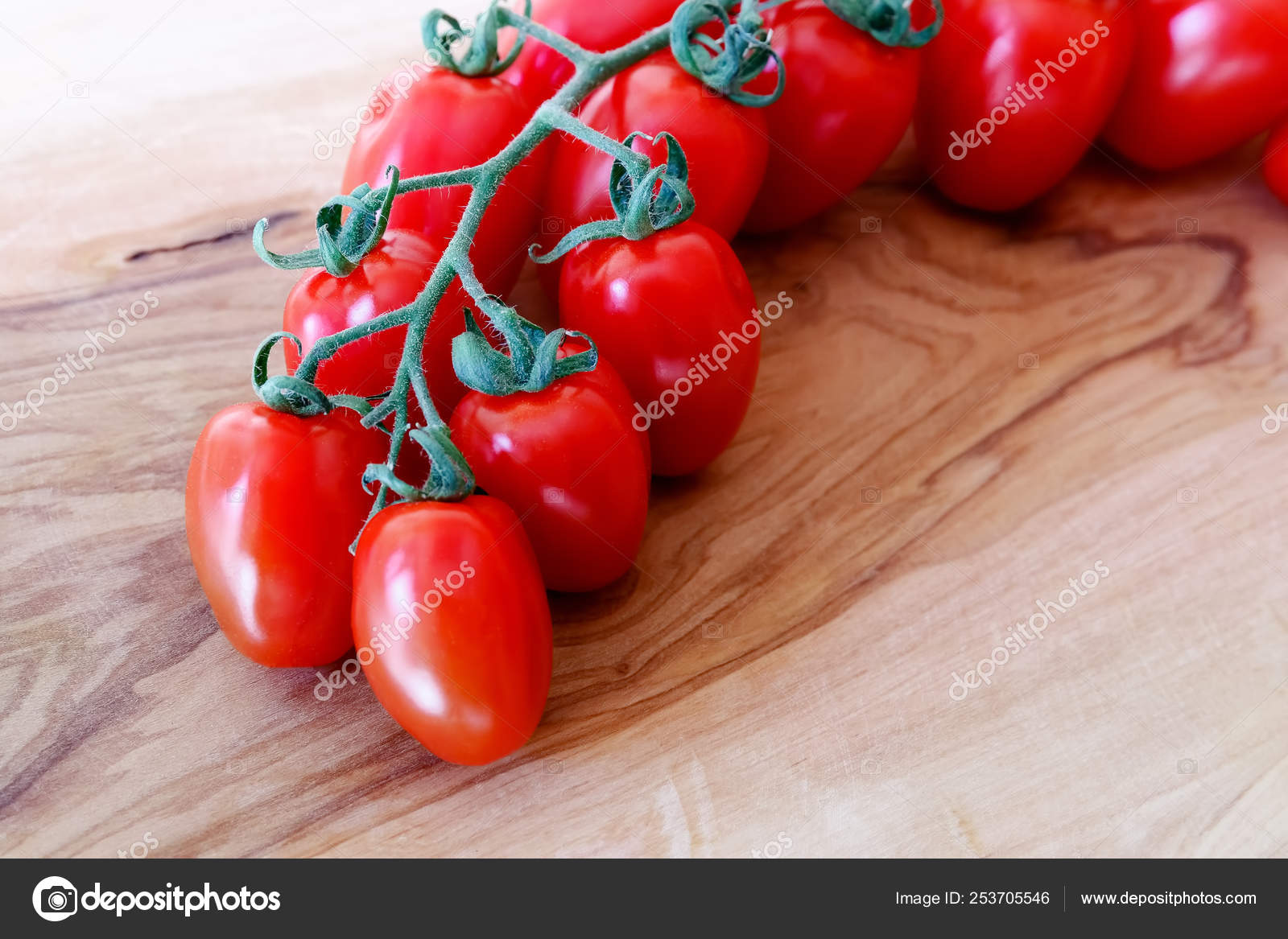 ストック写真　©　Polifoto　トマトの束で.　Datterino　—　トマト、チェリー　#253705546