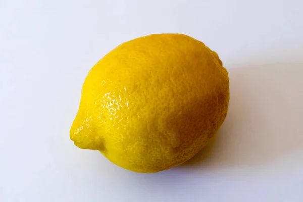 Citron entier, isolé sur fond blanc . — Photo