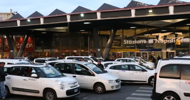 Napels Italië April 2019 Piazza Garibaldi Taxistandplaats Voor Het Treinstation — Stockvideo
