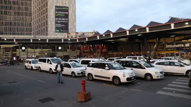 Nápoles Italia Abril 2019 Piazza Garibaldi Parada Taxis Frente Estación — Vídeos de Stock