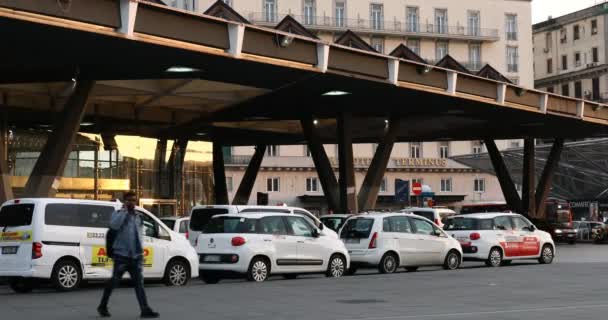 Neapol Włochy Kwietnia 2019 Piazza Garibaldi Postój Taksówek Przed Dworcem — Wideo stockowe