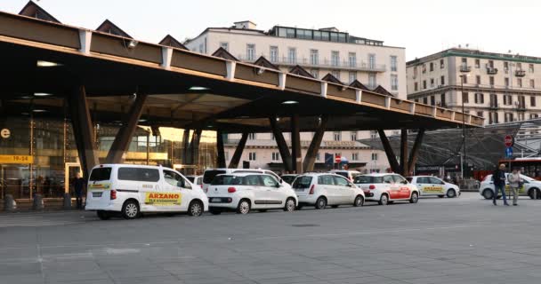 Неаполь Италия Апреля 2019 Площадь Гарибальди Стоянка Такси Перед Вокзалом — стоковое видео