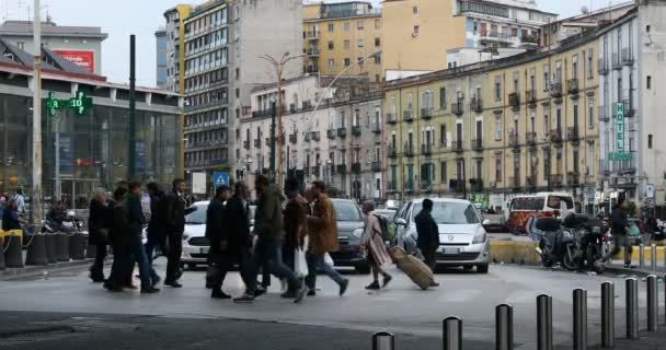 Nápoles Italia Abril 2019 Estación Central Garibaldi Muchas Personas Cruzan — Vídeo de stock