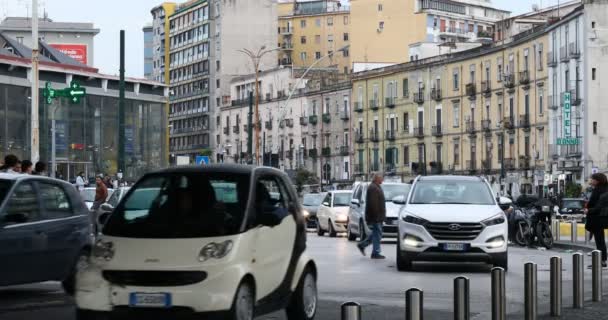 Neapel Italien April 2019 Garibaldi Centralstation Många Människor Korsar Gatan — Stockvideo